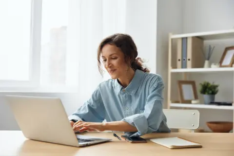 Webデザイナーとして「フリーランス」になりたいという妻。SNSで「収入の4割が税金になる」と見かけたけど、会社員より“多くの税金”を払うことになるの？「月収20万円」のケースで試算