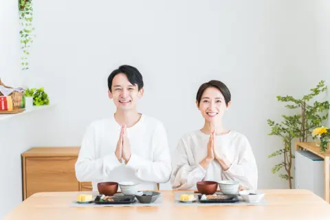 夫婦二人暮らしの食費が「8万円」と伝えたら、友人に「高すぎない？」と言われてしまいました……。相場はどの程度なのでしょうか？