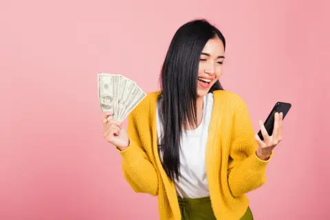 イベントの懸賞で「450万円」相当の車が当たった！ 宝くじは非課税なのに、懸賞の景品には「税金」がかかるの？ 理由や課税額を解説