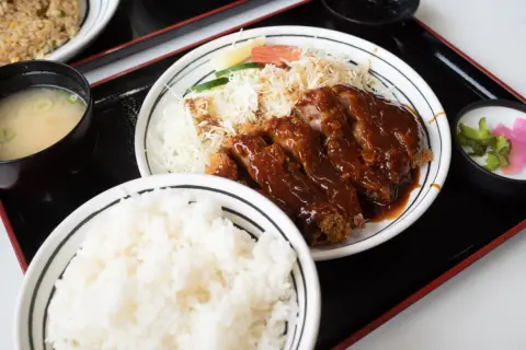 妻に指摘され、初めて自分が「食いつくし系」夫だと知りました。私が多く食べるせいか3人家族で食費が「月11万円」なのですが、これは平均ではないのでしょうか？