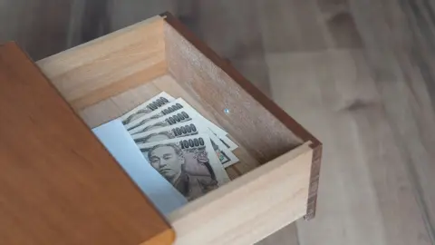 タンス預金「300万円」を銀行に預けようとしない父。危ないと言っても「税務署に目をつけられる」と頑なに拒みます。実際、なにか問題が起きるのでしょうか？