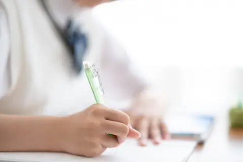 授業料が無償化されても「年50万円以上」が必要!? 高校でかかる「授業料以外の費用」は何がある？