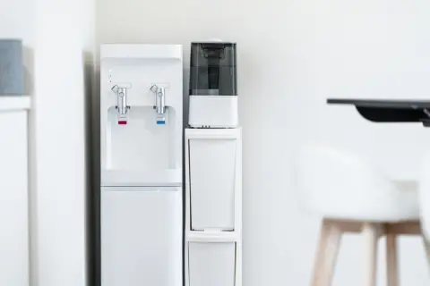 ダイエットのため毎日「2Lの水」を飲んでますが、ペットボトルより「ウォーターサーバー」のほうが安いと聞きました。ゴミ捨ても楽なら、乗りかえるべきでしょうか？ それぞれの費用を比較