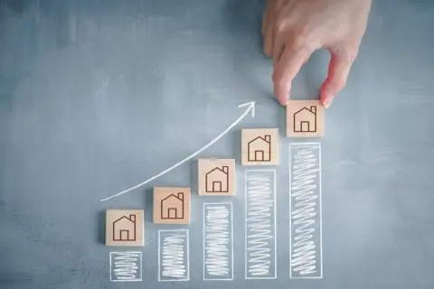 日本銀行の金利は「0.5％」に上昇…！ 意外にも住宅ローンの「変動金利」がお得になるパターンがあるって本当ですか？