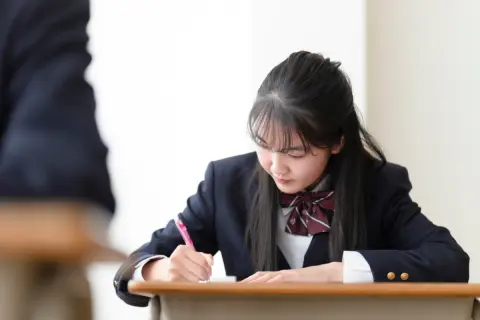 受験生の子どもがいます。「公立高校」と「私立高校」で学費にどのくらいの違いがあるものなのでしょうか？