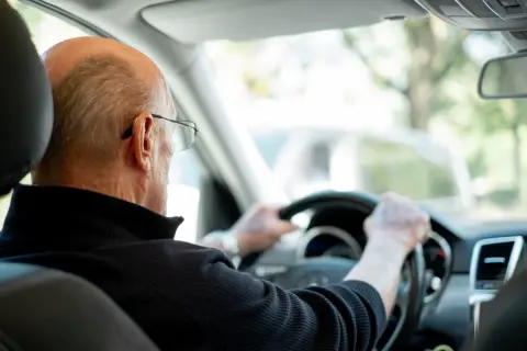 70代の父は「車がないと不便」という理由で免許返納を考えていません。自主返納したら特典があるなどのメリットはないのでしょうか？