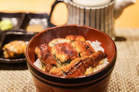 “名古屋メシ”といえば、3位「手羽先」、2位「味噌カツ」、1位は…？おさえておきたい名物料理とその価格とは