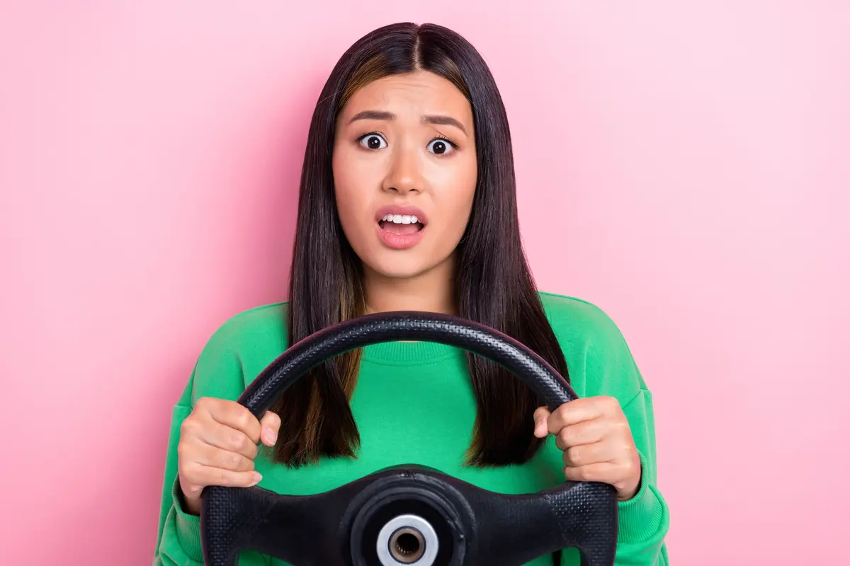 車検後10日経つのに「車検ステッカー」が届かない！ このまま車を使い続けると「罰金」になる場合もあるの？「保安基準適合標章」があれば問題ない？ 届かない場合の対処法を解説