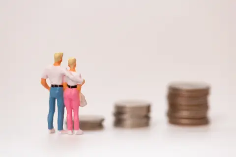 【令和婚・平成婚・昭和婚】結婚相手の「年収」を重視する人の割合はどのくらい？「重視する」最多は令和婚女性！ 夫婦2人の生活費・必要な年収も解説