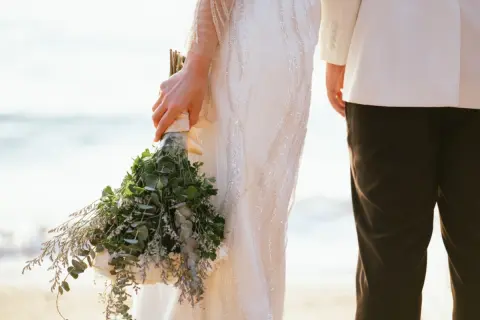 30歳で「年収300万円」の独身会社員。友人たちが結婚し始めたので、自分も「婚活」を始めたい！ 年収300万円台では厳しい？「結婚相手に求める年収」はどのくらい？