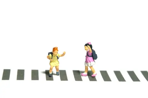 信号のない横断歩道で、車が「歩行者」のために一時停止！ 申し訳ないので「お先にどうぞ」と合図したら、友人に「かえって迷惑だよ」と指摘されました。歩行者がいいと言っても“違反”になるのでしょうか？