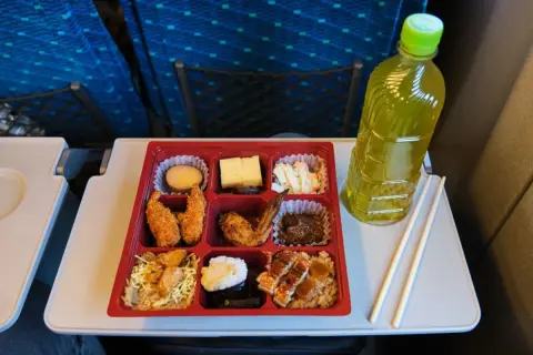 新幹線の車内販売で「200円のお茶」を買うのはもったいない？ 妻に「スーパーなら100円なのに…」と言われたけど、これって“無駄遣い”になるの？ 価格以外のメリットを検証