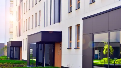 老後は「熱海」で暮らしたい！ 温泉付きリゾートマンションが「200万円」で売ってるけど、買っても大丈夫なの？ 価格帯や購入時の注意点について解説