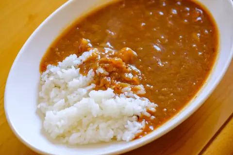 一人暮らしなら「カレー」はレトルトにすべき？ルーを使って作った場合との価格差は？