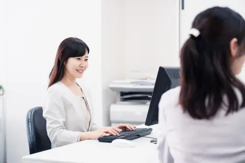 実家暮らしで「年収310万円」のアルバイト中！ バイト先で「厚生年金」に加入してるし貯金もあるなら、正社員じゃなくても安心？ 実際「正社員のメリット」はどんなものがある？