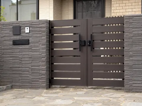 【注意】家の門扉に「不審な石」が置かれてた！→じつは「空き巣」に狙われている可能性があるって本当？ マーキングの意味や種類を解説