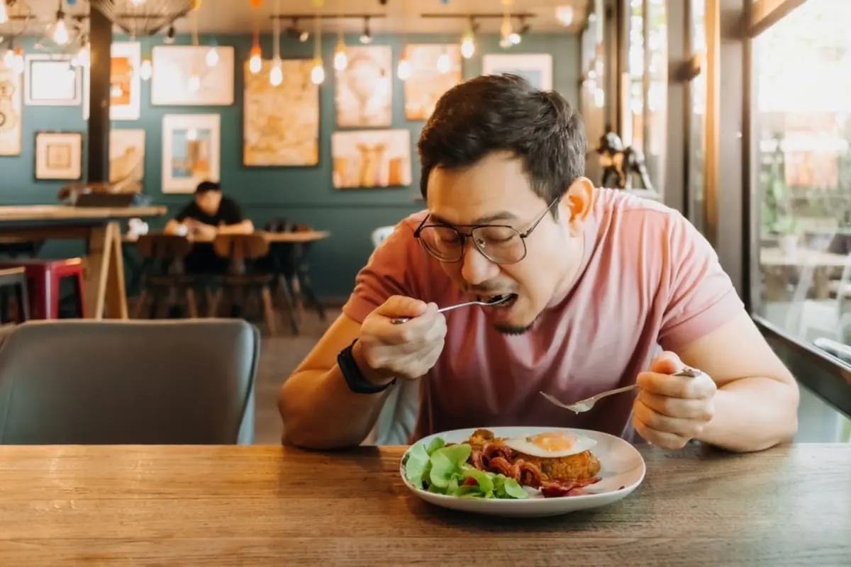 40代で独身の友人は、自炊なしで食費に「月8万円」も使っているとのこと。子持ちで「小遣い3万円」の私と、生活の余裕はどれだけ違う？ それぞれの収支を比較