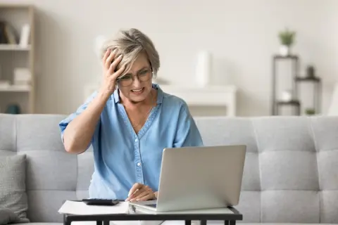 氷河期世代、20年間年収300万円で将来が不安。貯金は200万円ですが老後は年金だけで暮らすのは難しいでしょうか？