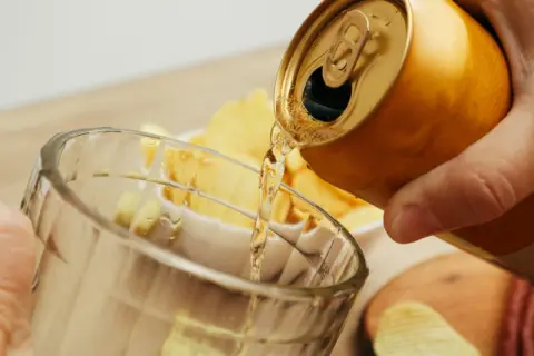 毎日2本の缶ビールを飲む夫！ 夫のビール代の「税金」はいくら払ってる？ 1年分の「酒税」を計算してみた！