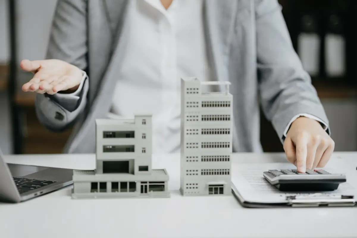 年収500万円で「4000万円」のマンションを購入したい会社員。父に「生前贈与1000万円」を頼んだら、「相続まで待て」と言われた！ 相続・贈与どちらでも“損得”はない？ 違いを確認