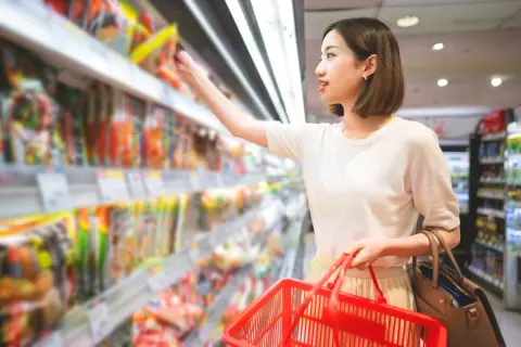 ママ友は「スーパー」へ行くとどうしても「5000円」を超える買い物をしてしまうそうです。私もやってしまうのですが「買い過ぎ」の予防策はあるのでしょうか？