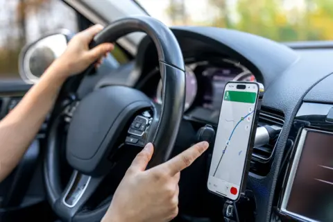 「スマホのナビ」に従って運転してたら、警察に呼び止められ「反則金」を払うことに!? 気づけば“進入禁止”の場所に入ってたみたいだけど、ナビの過信は危険なの？「リスクや過去の事例」をあわせ解説