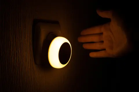 高齢の母がトイレに何度も行くので、夜中は廊下の電気をつけっぱなしにしています。「人感センサー付きLED」に変えたらどれくらい節約できますか？