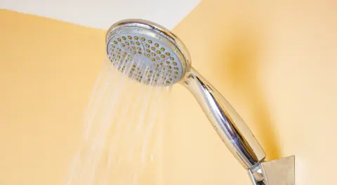 シャワーを毎日「30分」流しっぱなしでお風呂に入る夫。「水道代」「ガス代」が気になるのですが、少しでも節約する方法はありますか？