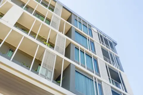 「オートロックは高いから」と、家賃7万円のマンションに住む娘。「周辺環境」に気を付ければ大丈夫？ 実際「あり・なし」で家賃はどれだけ違うのでしょうか？