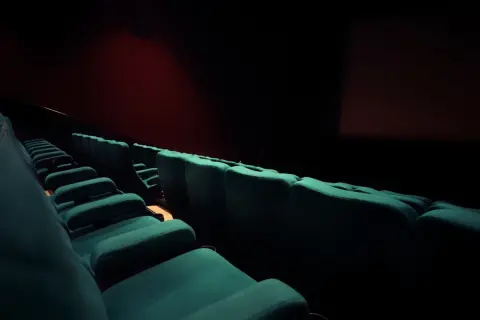 映画を見ている途中に「突然の腹痛」が…！ 映画館を「途中退場」した場合「返金対応」ってしてもらえないのでしょうか…？