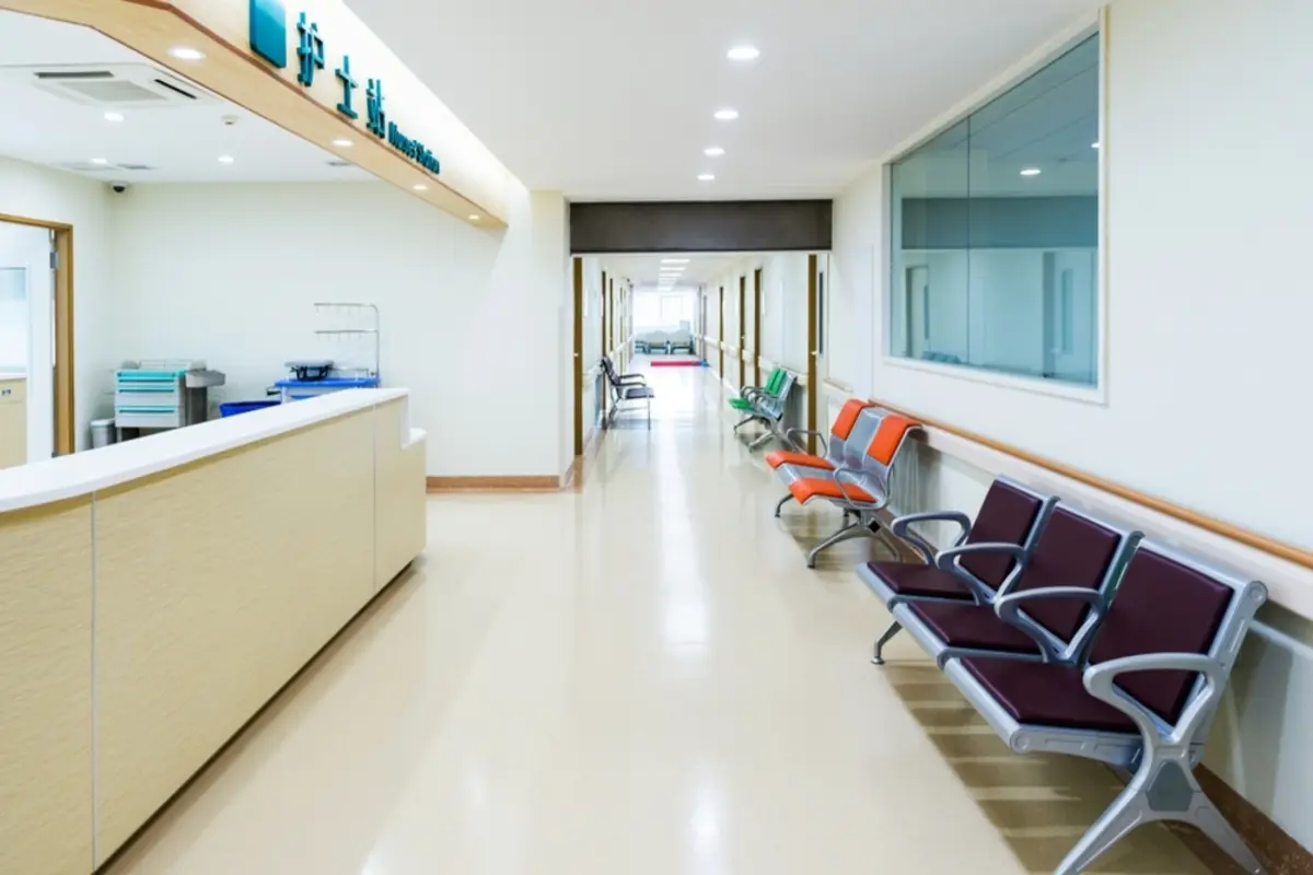 糖尿病で総合病院に通院中。けがをしたのでついでに診てもらいたいと言ったら「再診料3300円かかります」と言われた…… なぜ!?