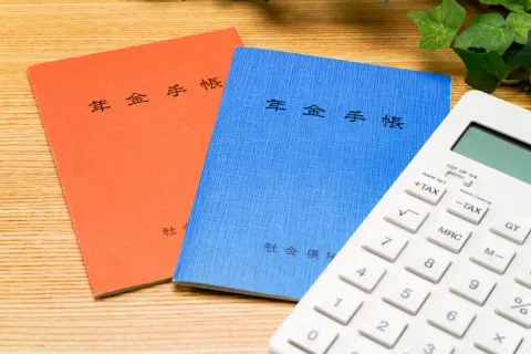 令和7年度の年金支給額は、前年度の「約2％」引き上げに…！物価高が続く中、年金だけで生活はできる？