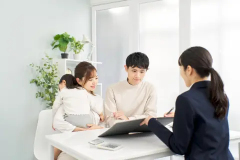 夫に「高額の生命保険」を検討中だけど、「遺族年金があるから無駄じゃない？」と言われた！ 本当に高い保険に入る必要はないの？「年収500万円」の夫と子どもがいるケースで解説