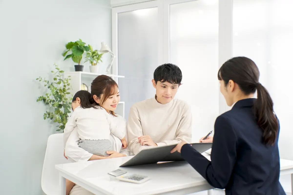 夫に「高額の生命保険」を検討中だけど、「遺族年金があるから無駄じゃない？」と言われた！ 本当に高い保険に入る必要はないの？「年収500万円」の夫と子どもがいるケースで解説