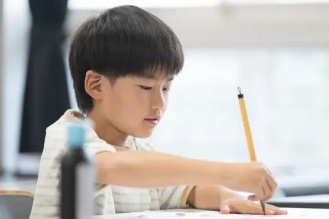 小学生の息子のママ友は習いで月謝「3万円」を超えているそうです。一般的にはどのくらいのお金をかけているのでしょうか？