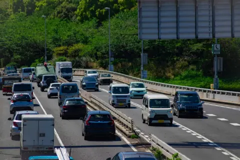 雨の日は安全のため、高速を「40km」でゆっくり走行→事故を避けるためなのに「最低速度違反」で罰金の可能性が!? 違反にならないために知っておくべき注意点を解説