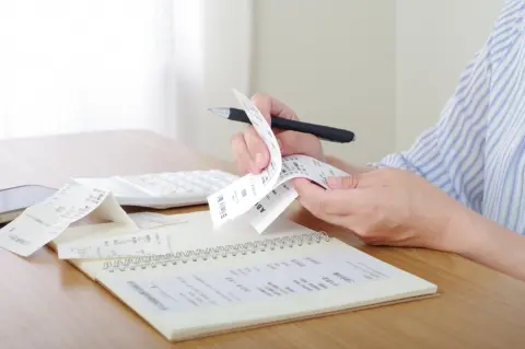 40代で共働きですが、「生活費」を見直したところ支出が月「40万円」でした。同じような世帯の「平均支出」はいくらくらいでしょうか？