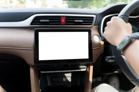 車好きの友人からカーナビは「後付け」がお得と聞いたのですが、どのように選べばよいでしょうか？できれば「10万円未満」を選びたいのですが……。