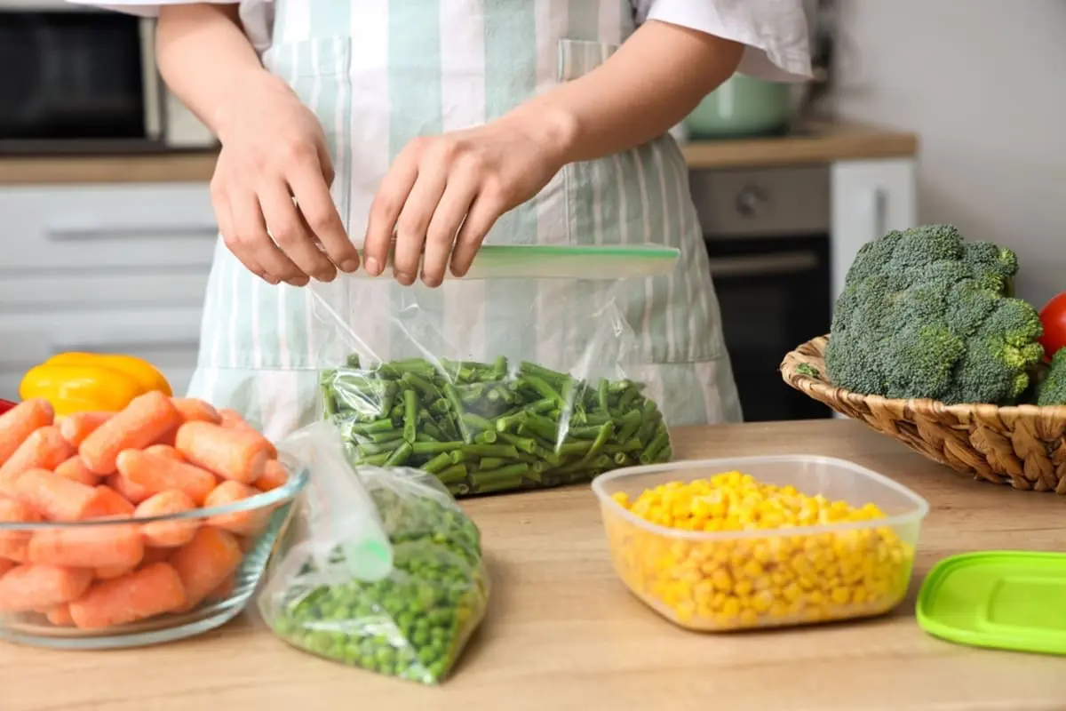 野菜の安売りを狙って、5000円程度のまとめ買い！→「鮮度保持袋」に入れたら一安心？ 冷蔵庫のなかで「どのくらい」野菜が長持ちするの？