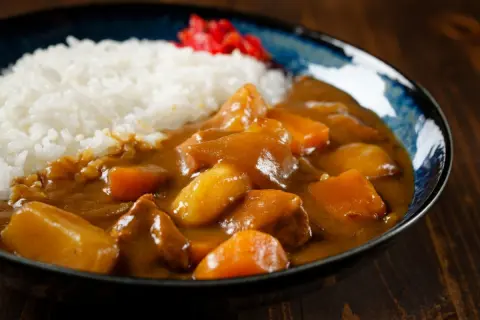 大学の学食のカレーが「1杯800円」もします。ほかの大学も同じくらいなのでしょうか？