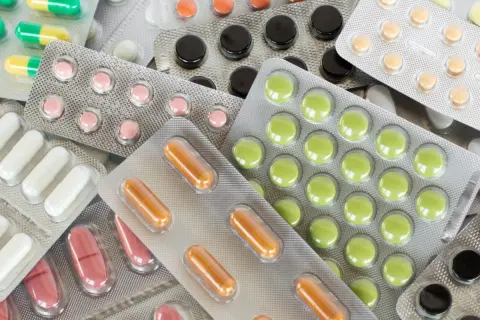 薬局で確認される「ジェネリック医薬品」←「通常の医薬品」との違いはある！？お金に余裕があるなら、通常の医薬品にするべきでしょうか？