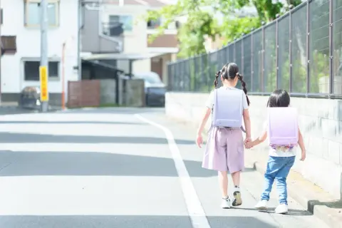 夫婦で「世帯年収600万円」あるけど子ども2人を育てるには厳しい!? 育てられるラインを下回っているのでしょうか？