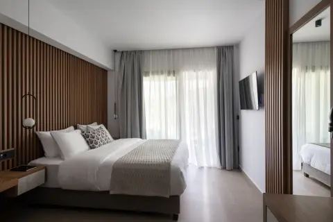 節約上手のママ友は「鉄道会社のクレカ」でホテルに泊まるそうです。「多くの特典があるから」と話していましたが「現金払い」ではダメなのでしょうか？