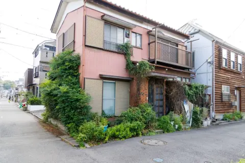 「築50年の自宅」に住み続ける高齢の両親。「死んだらつぶして」と言われているけれど、かなり古いので地震などが心配です。手ごろな「中古マンション」に引っ越してもらうべきでしょうか？