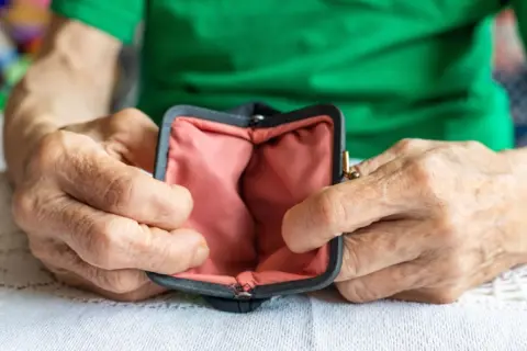 落とした財布が届けられていたのですが、中の「2万円」がありませんでした…諦めるしかないのでしょうか？