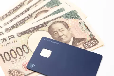 【2025年3月から】ゆうちょ銀行のカードで「回収事務手数料」が開始してる!? どんなときに請求される？ ほかのカード会社でも同じような制度はあるのか解説