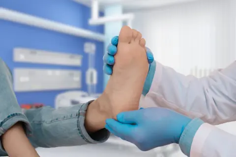 雨の日、通勤途中に足を滑らせて足をひねってしまった…。 通勤途中の軽傷でも労災っておりるの？