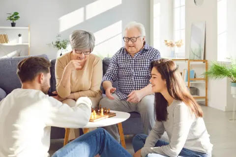 専業主婦の妻と2人暮らし「年収700万円」ですが、来年から高齢の母と同居する予定です。扶養控除が適用されると聞いたのですが、税金はどのくらい安くなりますか？