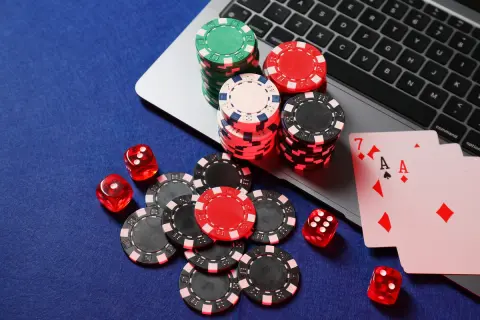 「海外ではOKなのに日本ではNG？」オンラインカジノの知られざる「落とし穴」と過去の検挙事例や罰金とは