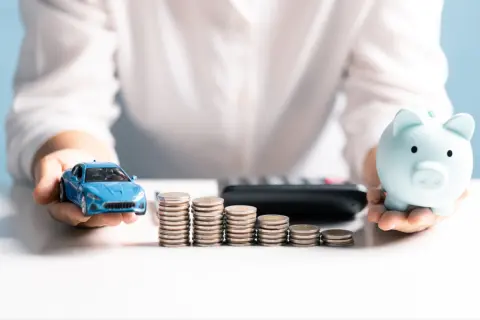 来月「車検」なのに、友人の結婚式のご祝儀が重なり金欠……。「車検切れ」になってから「検査に出す」のはNG？